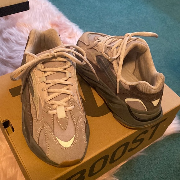 Yeezy Boost 700 V2 size 4.5
